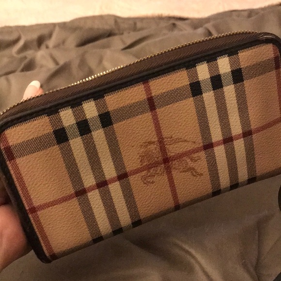 Burberry Handbags - 🐎 Classic Burberry Wallet. Haymarket leather.